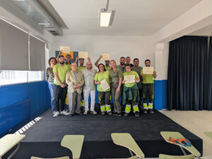 Alumnado recogiendo diploma tras la finalización del primer itinerario