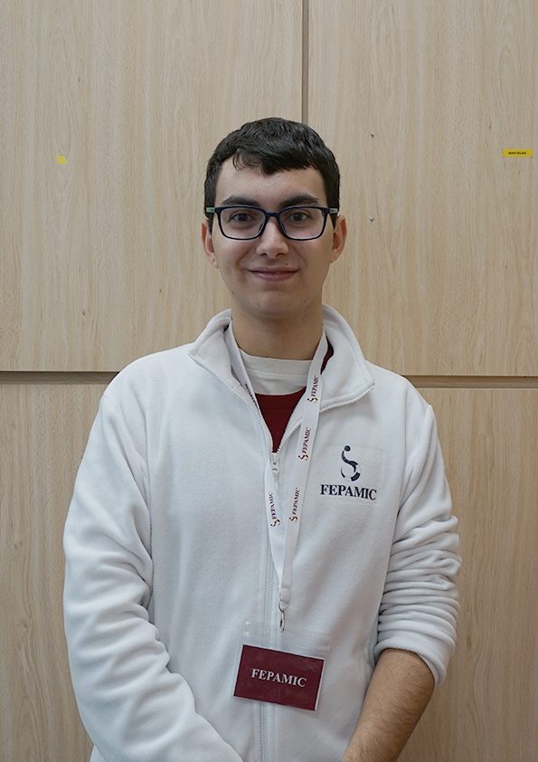 Fernando, voluntario en el Centro de Día FEPAMIC en Córdoba